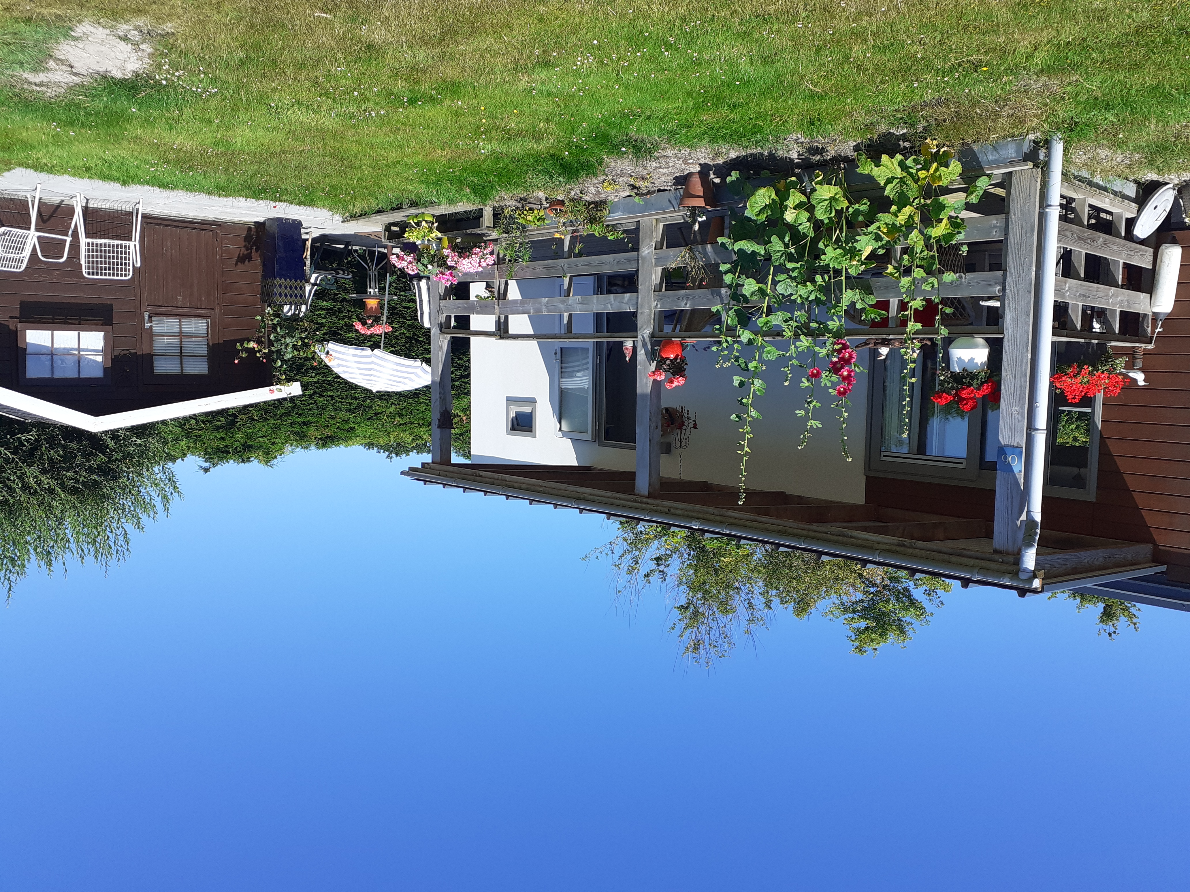 Luxe en ruim chalet met veranda op Waddeneiland Ameland voor 2 – 3 personen